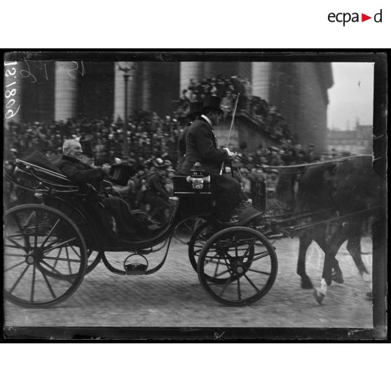 Paris. Visite de Mr et de Mme Wilson. Mr Wilson salue la foule qui l'acclame. [légende d'origine]