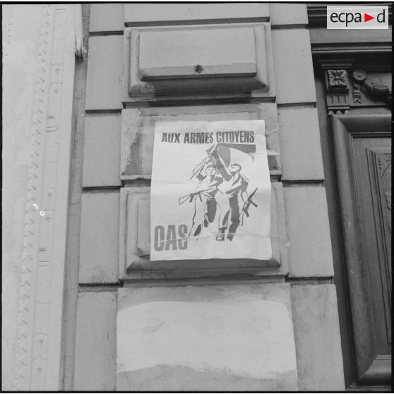 Alger. Grève générale à l'appel de l'Organisation armée secrète (OAS). Affiche : "Aux armes citoyens. OAS".