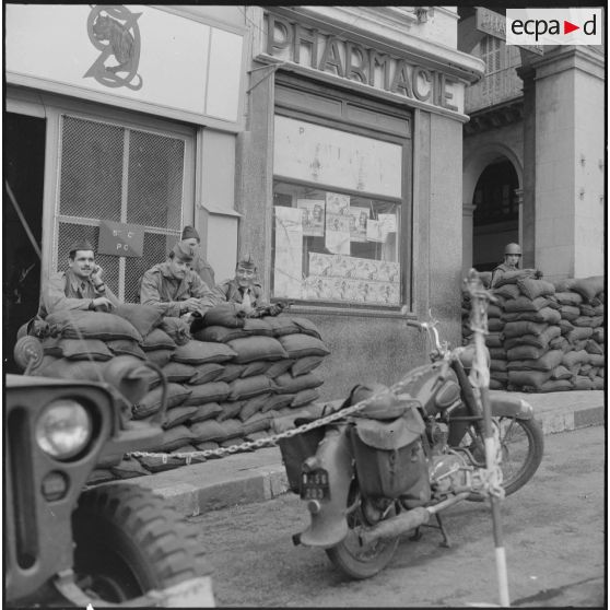 Alger. Grève générale à l'appel de l'Organisation armée secrète (OAS). Barricades avec des sacs de sable devant le poste du 9ème régiment de zouaves (9e RZ)..