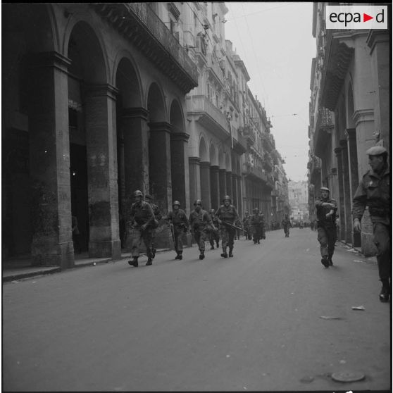Alger. Grève générale à l'appel de l'Organisation armée secrète (OAS). Une patrouille dans une rue.