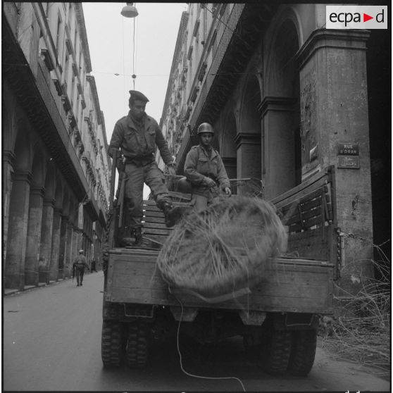 Alger. Grève générale à l'appel de l'Organisation armée secrète (OAS). Une patrouille installe des barbelés à l'angle de la rue de la Lyre et de la rue d'Oran.