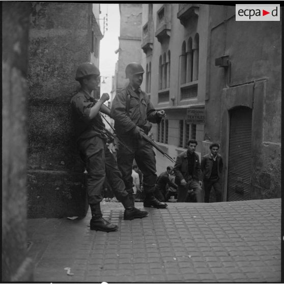 Alger. Grève générale à l'appel de l'Organisation armée secrète (OAS). Une patrouille dans une rue.