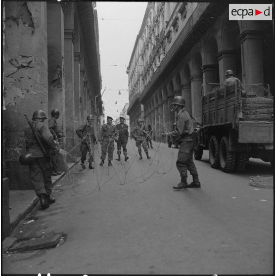Alger. Grève générale à l'appel de l'Organisation armée secrète (OAS). Une patrouille installe des barbelés à l'angle de la rue de la Lyre et de la rue d'Oran.