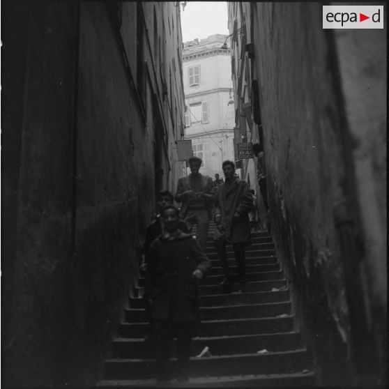 Alger. Grève générale à l'appel de l'Organisation armée secrète (OAS). Des hommes descendent une rue.