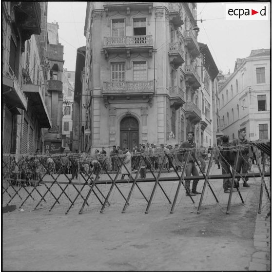 Alger. Grève générale à l'appel de l'Organisation armée secrète (OAS). Bouclage d'une rue.