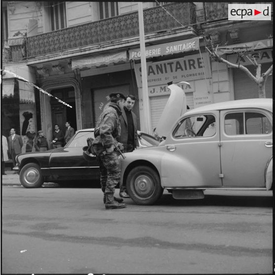 Alger. Grève générale à l'appel de l'Organisation armée secrète (OAS). Un soldat contrôle un homme et sa voiture.
