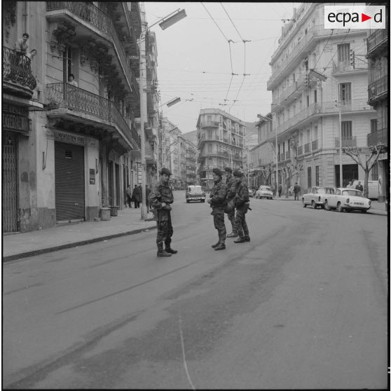 Alger. Grève générale à l'appel de l'Organisation armée secrète (OAS). Une patrouille dans une rue.