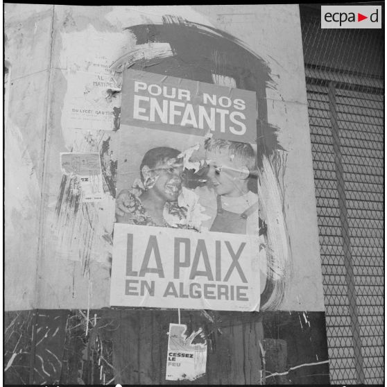 Alger. Grève générale à l'appel de l'Organisation armée secrète (OAS). Affiche : "Pour nos enfants la paix en Algérie".