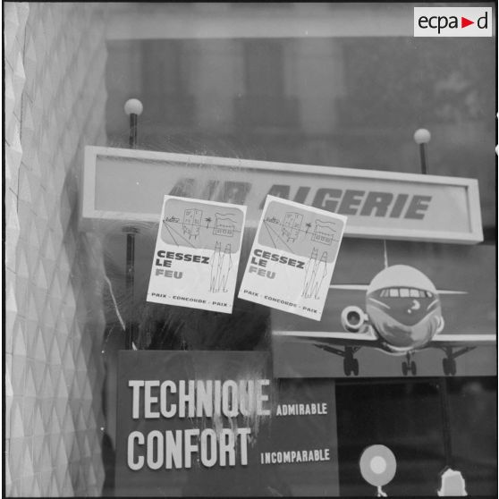 Alger. Grève générale à l'appel de l'Organisation armée secrète (OAS). Affiches : "Cessez le feu".