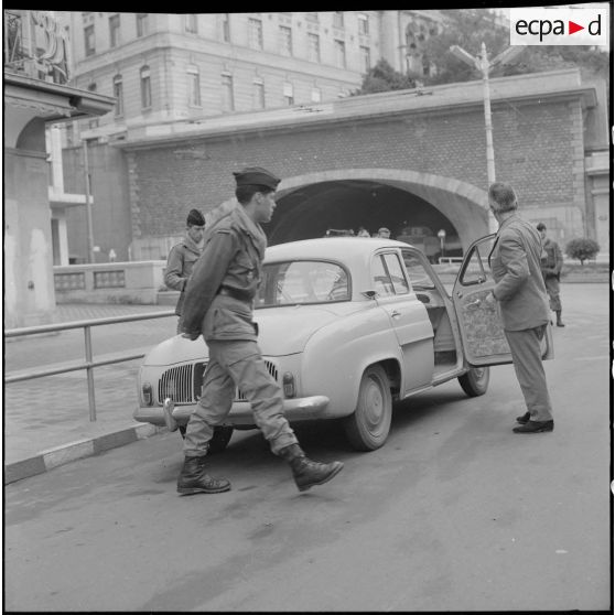 Alger. Grève générale à l'appel de l'Organisation armée secrète (OAS). Une patrouille contrôle un homme en Renault Dauphine, place Lyautey.