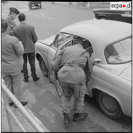 Alger. Grève générale à l'appel de l'Organisation armée secrète (OAS). Une patrouille contrôle un homme en Renault Dauphine, place Lyautey.