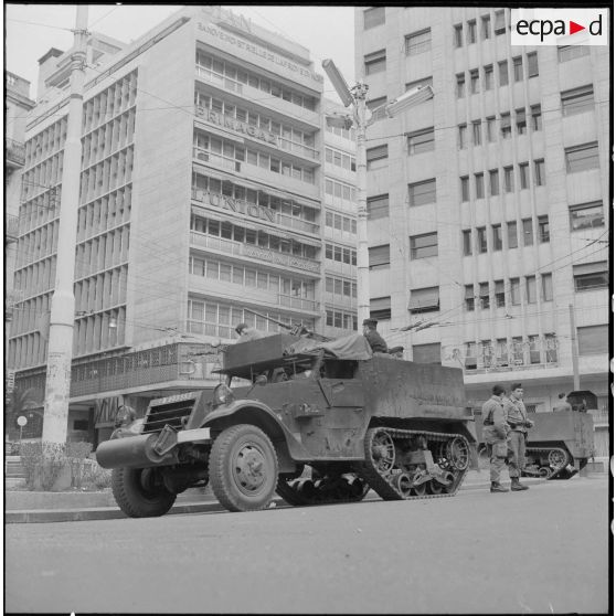 Alger. Grève générale à l'appel de l'Organisation armée secrète (OAS). Un half-track devant le bâtiment de la Dépêche d'Algérie.