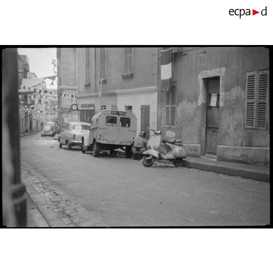 Oran. Grève générale à l'appel de l'Organisation armée secrète (OAS). Une patrouille dans une rue.