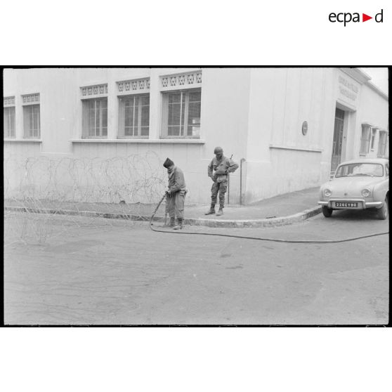 Oran. Grève générale à l'appel de l'Organisation armée secrète (OAS). Une patrouille installe une barricade dans une rue.