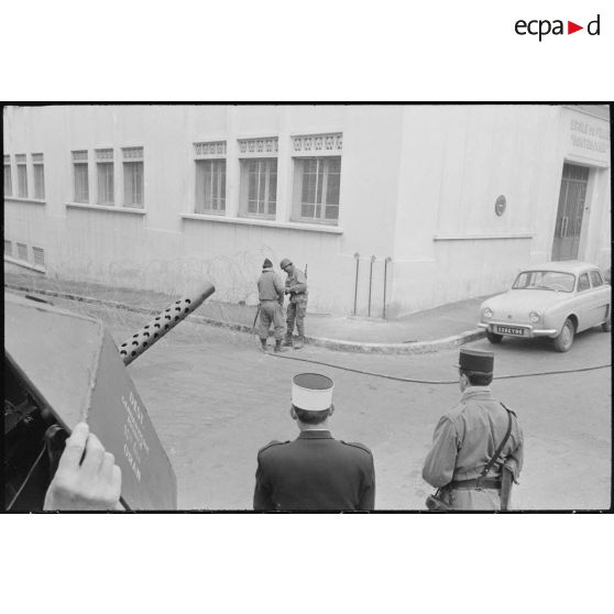 Oran. Grève générale à l'appel de l'Organisation armée secrète (OAS). Une patrouille installe une barricade dans une rue.