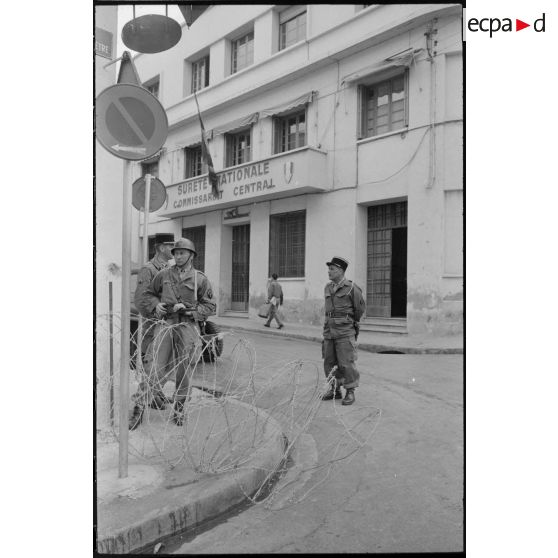 Oran. Grève générale à l'appel de l'Organisation armée secrète (OAS). Une patrouille devant le commissariat central (Sûreté nationale).