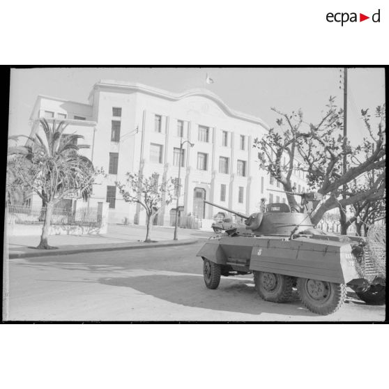 Oran. Grève générale à l'appel de l'Organisation armée secrète (OAS). Une patrouille devant le lycée Ardaillon.