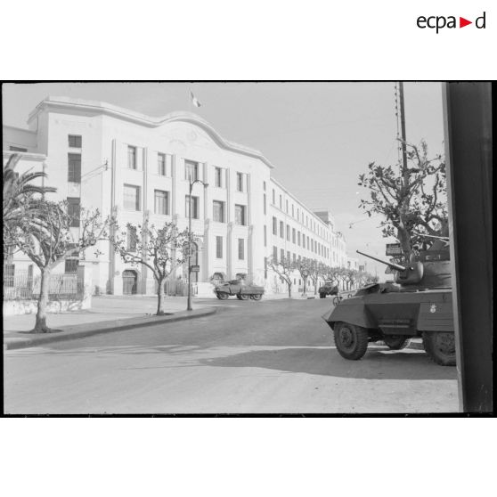 Oran. Grève générale à l'appel de l'Organisation armée secrète (OAS). Des patrouilles devant le lycée Ardaillon.