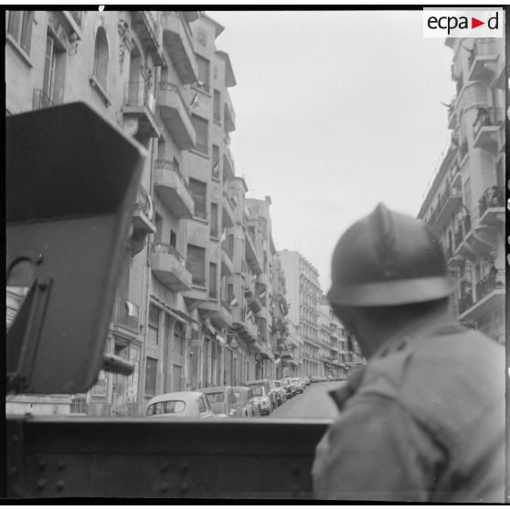 Oran. Grève générale à l'appel de l'Organisation armée secrète (OAS). Une patrouille dans une rue.