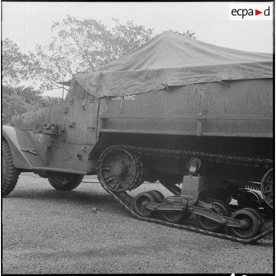 Oran. Grève générale à l'appel de l'Organisation armée secrète (OAS). Détail d'un véhicule half-track.