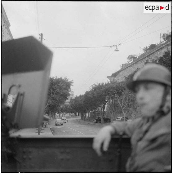 Oran. Grève générale à l'appel de l'Organisation armée secrète (OAS). Une patrouille dans une rue.