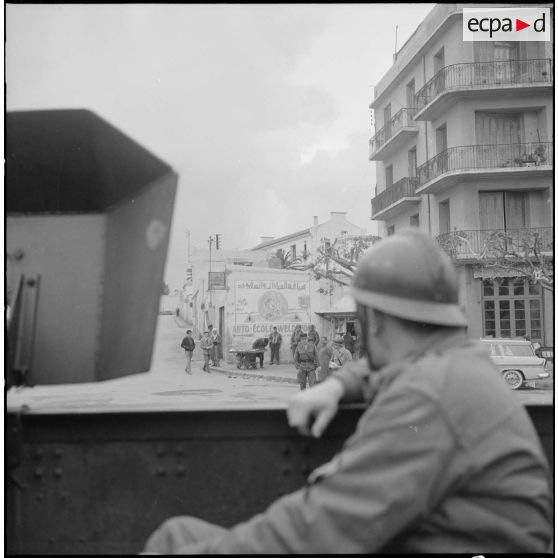 Oran. Grève générale à l'appel de l'Organisation armée secrète (OAS). Une patrouille dans une rue.