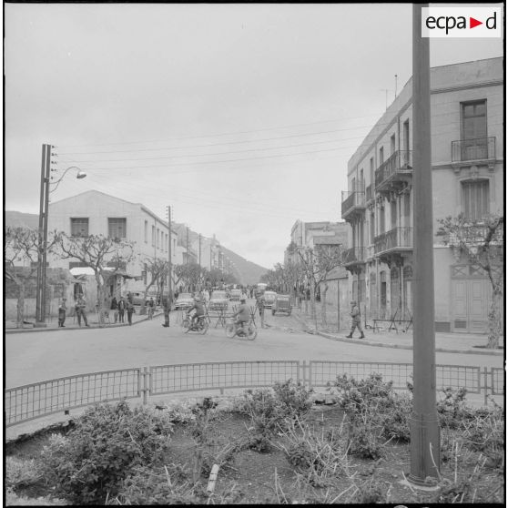 Oran. Grève générale à l'appel de l'Organisation armée secrète (OAS). Des barricades dans une rue.