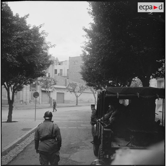 Oran. Grève générale à l'appel de l'Organisation armée secrète (OAS). Une patrouille dans une rue.
