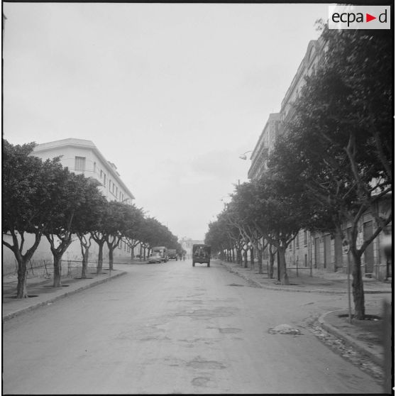 Oran. Grève générale à l'appel de l'Organisation armée secrète (OAS). Une patrouille dans une rue.