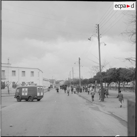 Oran. Grève générale à l'appel de l'Organisation armée secrète (OAS). Des patrouilles dans une rue.