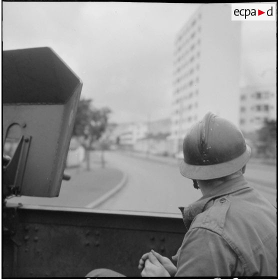 Oran. Grève générale à l'appel de l'Organisation armée secrète (OAS). Une patrouille dans une rue.