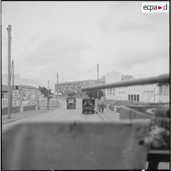 Oran. Grève générale à l'appel de l'Organisation armée secrète (OAS). Des patrouilles dans une rue.