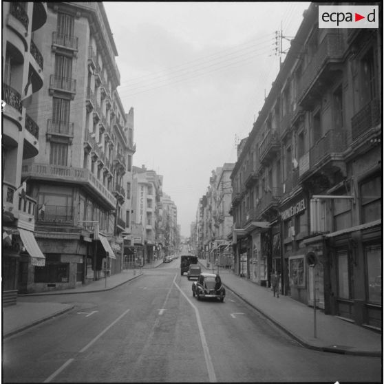 Oran. Grève générale à l'appel de l'Organisation armée secrète (OAS). Une patrouille dans une rue.