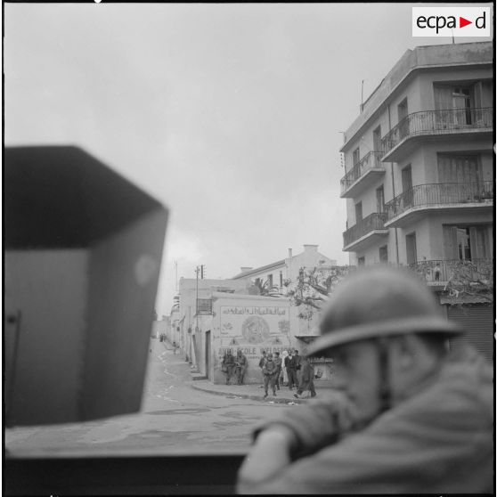 Oran. Grève générale à l'appel de l'Organisation armée secrète (OAS). Une patrouille dans une rue.