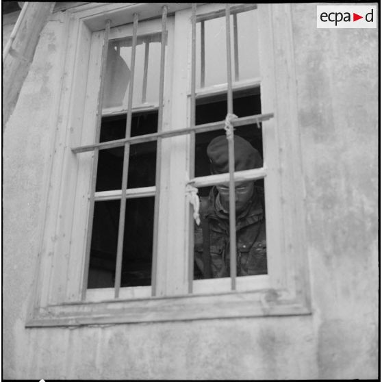 Alger. L'armée boucle le quartier de Bab el Oued. Un soldat à l'intérieur d'un immeuble.
