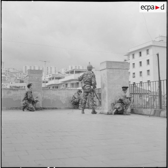 Alger. L'armée boucle le quartier de Bab el Oued. Les parachustistes prêts à tirer.