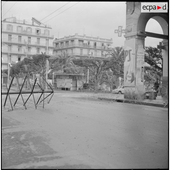 Alger. L'armée boucle le quartier de Bab el Oued. Une barricade.