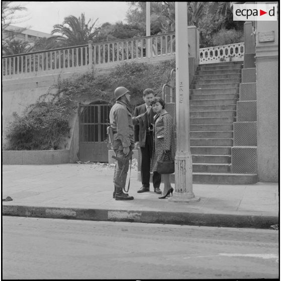 Alger. L'armée boucle le quartier de Bab el Oued. Un soldat contrôle des civils.