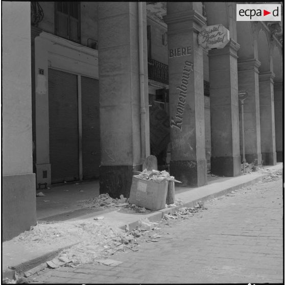 Alger. L'armée boucle le quartier de Bab el Oued. Des débris dans une rue.