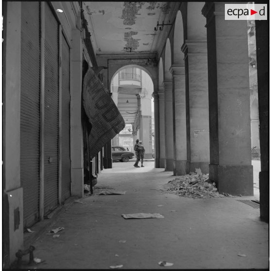 Alger. L'armée boucle le quartier de Bab el Oued. Des débris dans une rue.