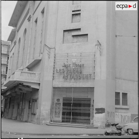 Alger. L'armée boucle le quartier de Bab el Oued. Devanture d'un cinéma.