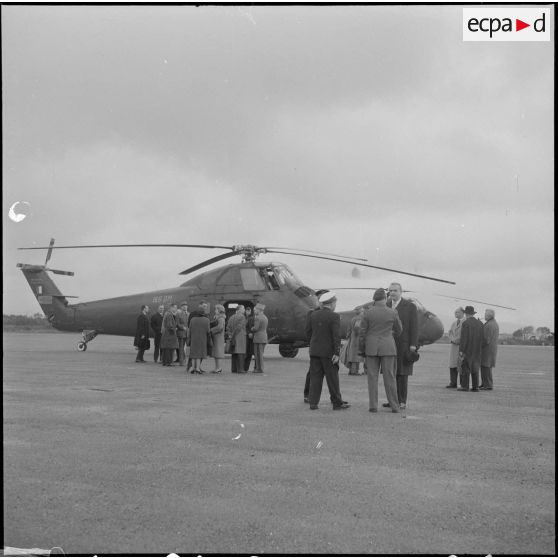 La Reghaïa. Christian Fouchet s'entretient avec le général Ailleret.