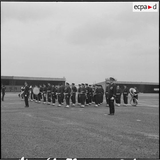 La Reghaïa. Cérémonie militaire pour l'arrivée de Christian Fouchet. La musique.