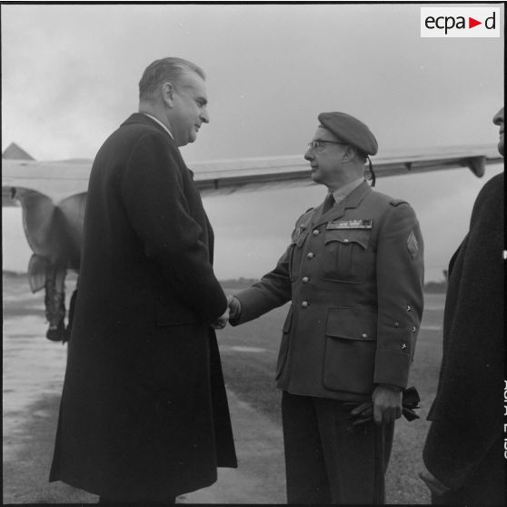 La Reghaïa. Le général Ailleret accueille Christian Fouchet.