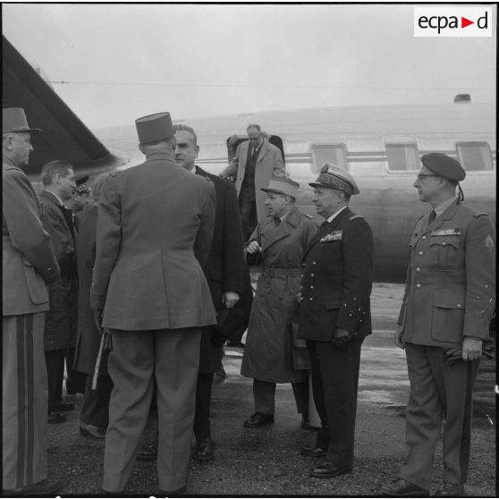 La Reghaïa. Christian Fouchet salue les autorités à son arrivée.