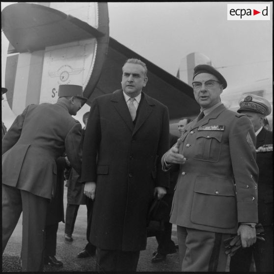 La Reghaïa. Christian Fouchet s'entretient avec le général Ailleret.