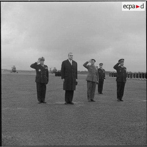 La Reghaïa. Cérémonie militaire pour l'arrivée de Christian Fouchet.