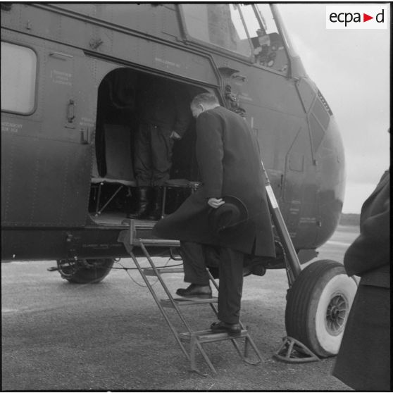 La Reghaïa. Christian Fouchet monte à bord d'un hélicoptère de transport Sikorsky H-34.