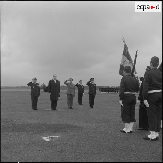 La Reghaïa. Cérémonie militaire pour l'arrivée de Christian Fouchet.