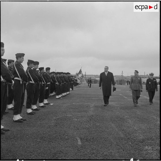 La Reghaïa. Christian Fouchet et le général Ailleret passent les troupes en revue.